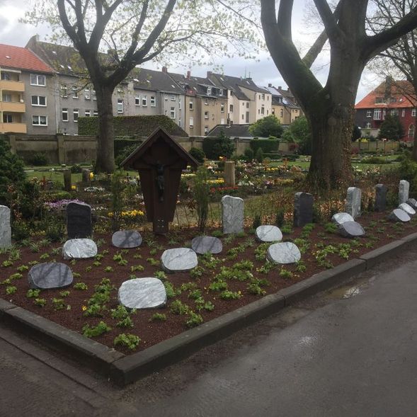Grabflächen mit Grabsteinen im St. Laurentius Friedhof