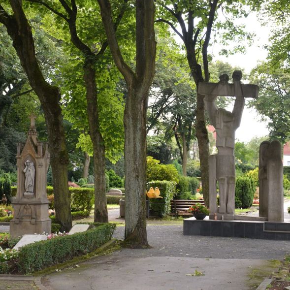 Skulpturen und Bäume auf dem St. Laurentius Friedhof