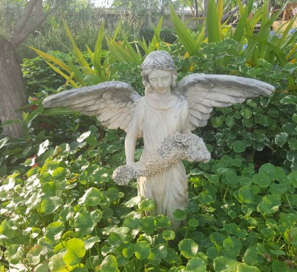 Engels-Statue in einer Grünpflanze
